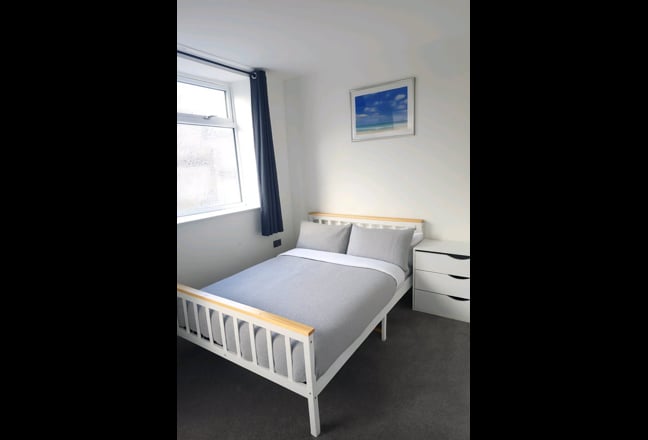 Modern Ensuite Double Room with Private Entrance Main Photo