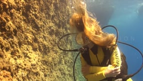 0492_scuba girl underwater with vintage mask close up