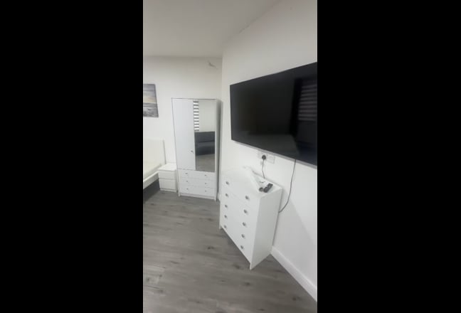 All inclusive studio flat city centre.  Main Photo