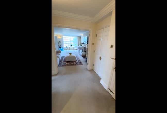 Turn-Key Modern Room in Spacious Wimbledon Flat Main Photo