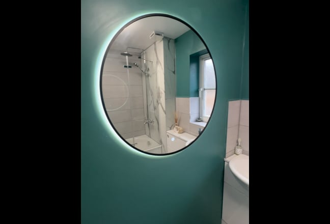 Modern professional home, <35min commute to London Main Photo