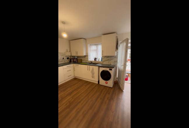 1 Bedroom Property with own bathroom and kitchen  Main Photo