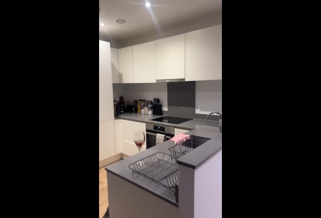 Spacious Double Room/Bed & Lovely Location!!!  Main Photo