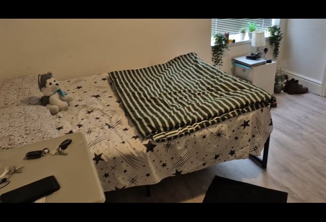 En suite double bedroom Main Photo