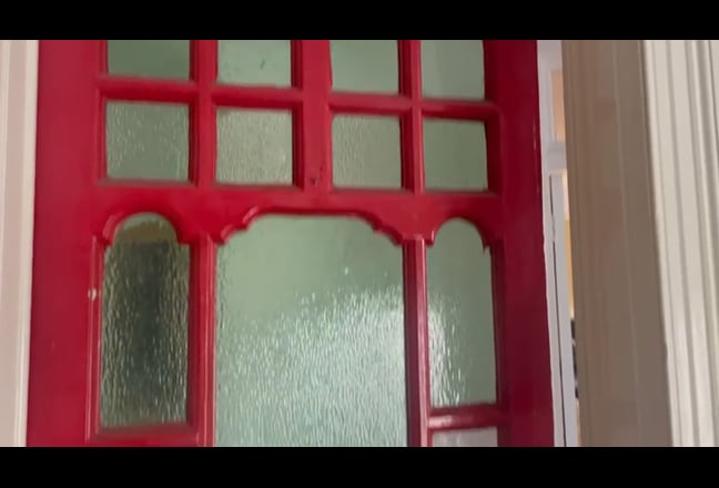 Large, light-filled room overlooking the Broadway Main Photo