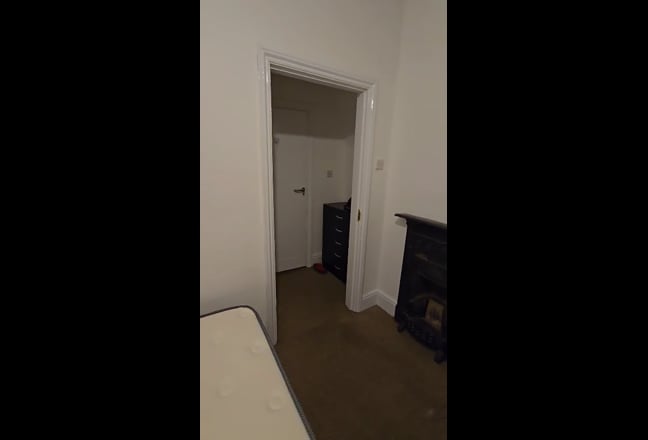 Spacious Double Room 🏥🏥 - King's STAFF Main Photo