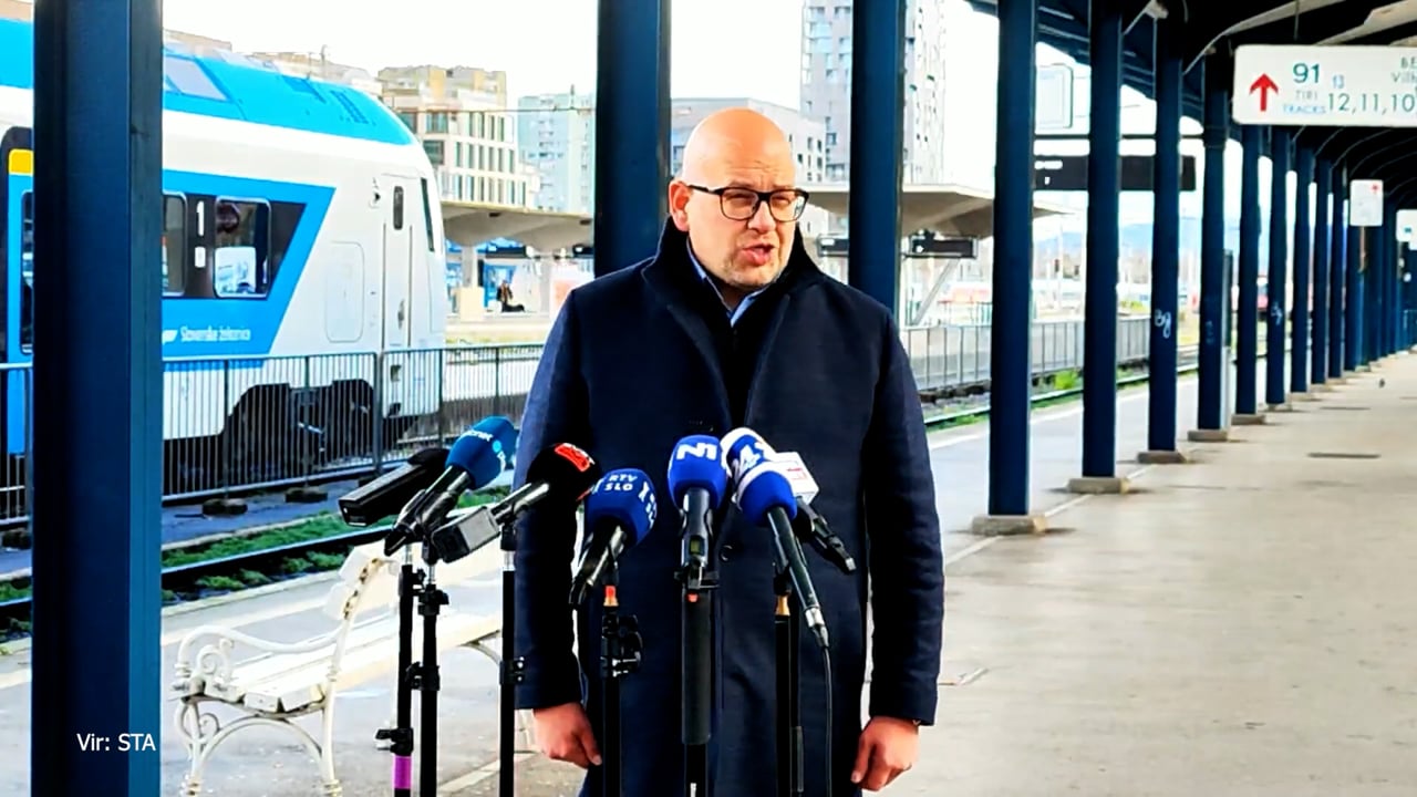 Nov resen incident: vlak trčil v nastavljeno kolo in vrtno garnituro