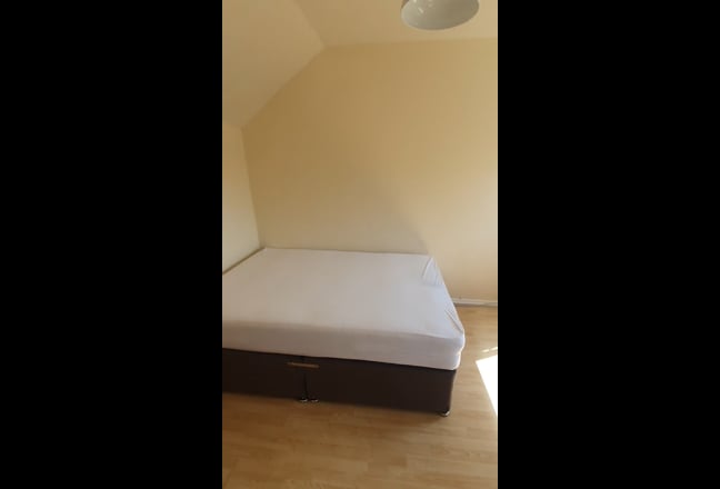 Room. Lovely Location close to city centre Main Photo