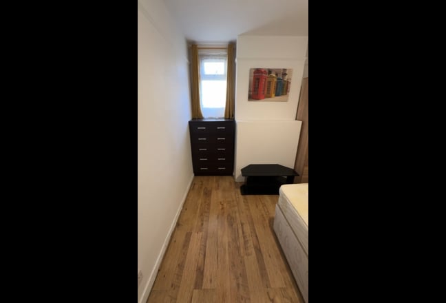 Small Double - East Acton 5 Mins Walk Main Photo