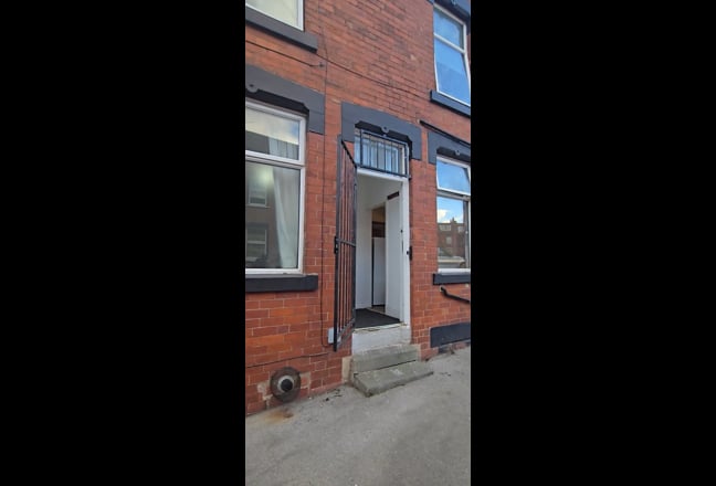 1 bed full property to let _ LS12 2NX Main Photo