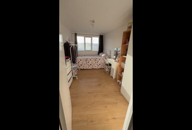 Newly refurbised Large double room - females only Main Photo