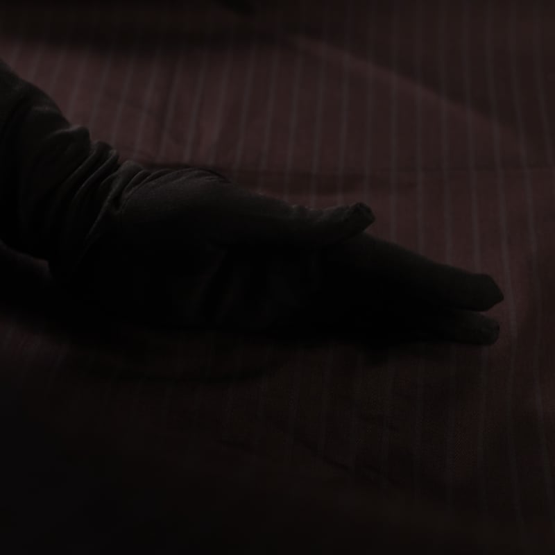 Vidéo: Gabardine imprimée coton & élasthanne – Rayure noir ton sur ton