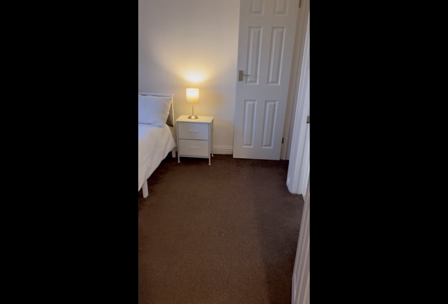 Double en-suite Room in quiet house Main Photo