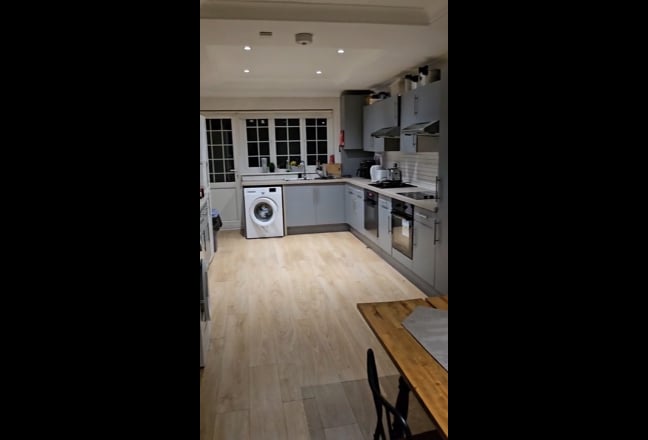 Double Room in Wembley. Available now Main Photo