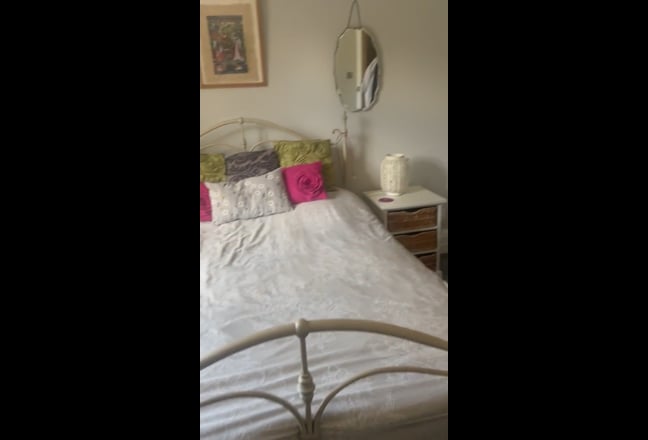 Lovely double room in large family house Main Photo