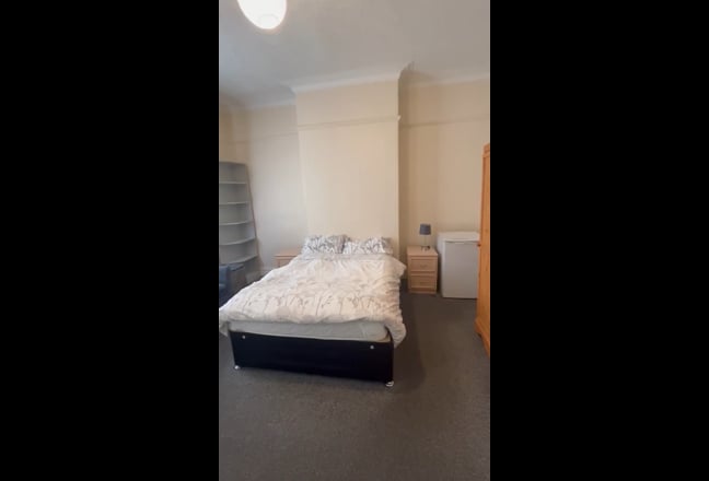 Large Terraced House, Wakefield City Centre Main Photo