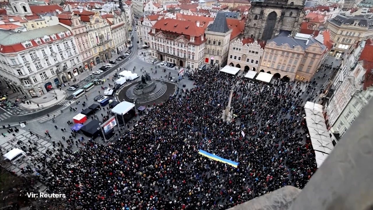 Na Češkem in Slovaškem ob obletnici žametne revolucije protesti
