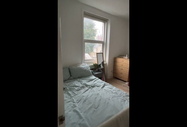 Large double room in friendly house share Main Photo