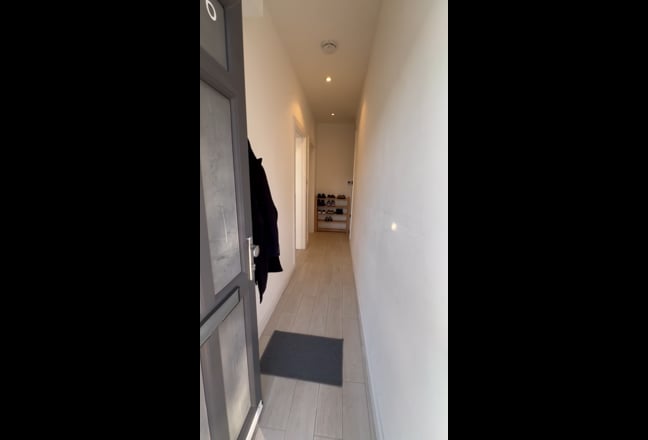 Nine elms- Double room available in a 2 bed house Main Photo