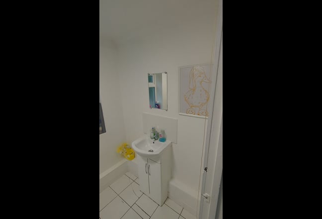 Lovely double room in perfect location  Main Photo