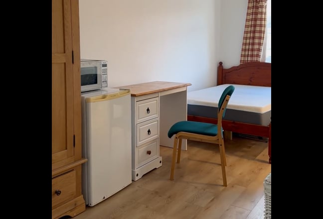 Double En-suite Room in Harrow Main Photo