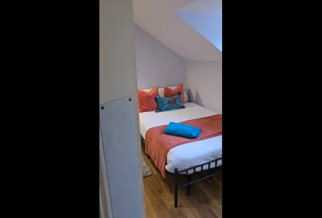 Attic room. Newly redecorated. All inclusive Main Photo