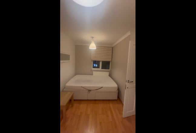 Double bedroom available in lovely house share Main Photo