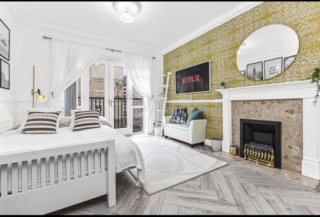 Unique huge room that converts into living space!✨ Main Photo