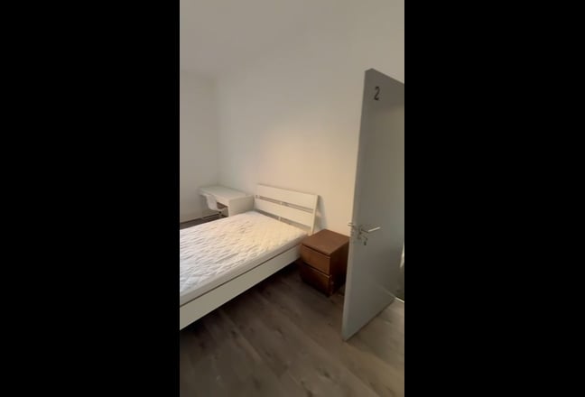 Large Double Rooms Available NO DEPOSIT  Main Photo