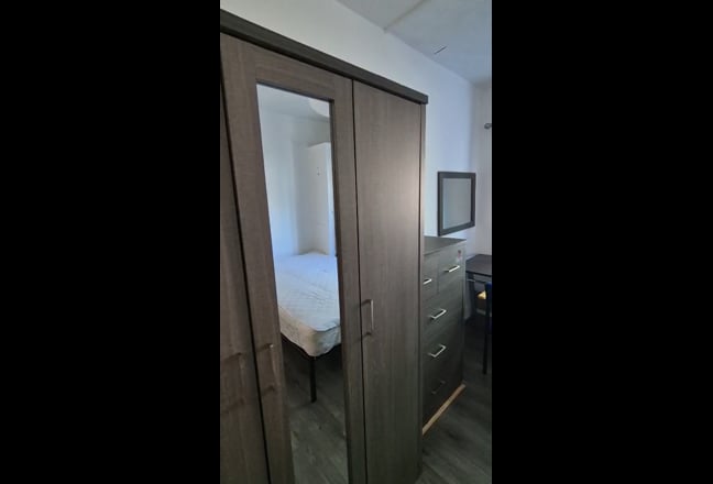 Double room in a 3 bed Flat Main Photo