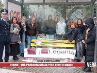 Fermo - Una panchina gialla per i diritti umani