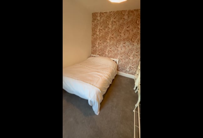 Double furnished room to rent Mon-Fri Main Photo