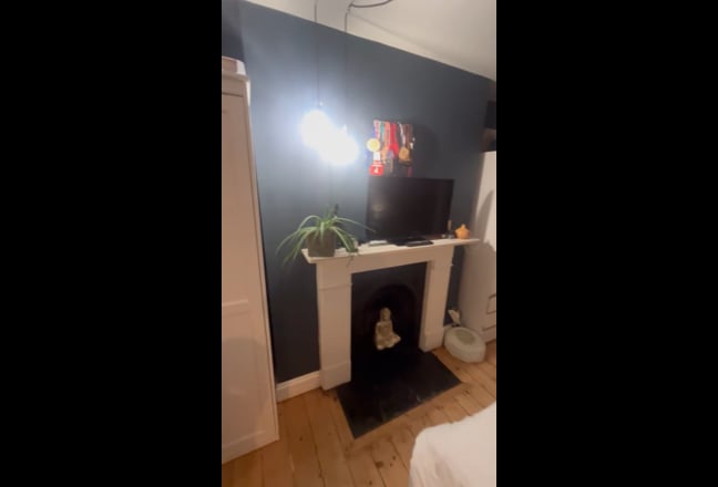 Sub let- huge double in Clapham North Flat Main Photo