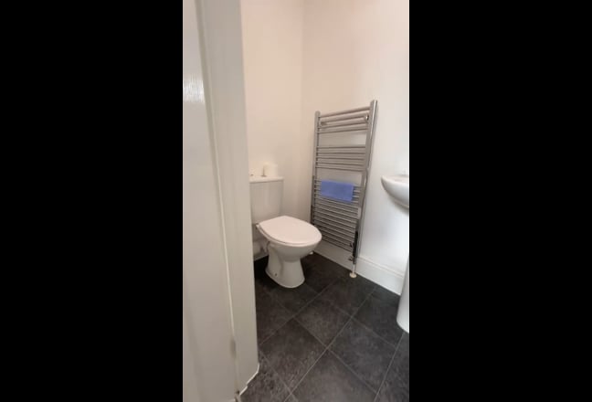 Double En-Suite Room in Stunning House Main Photo