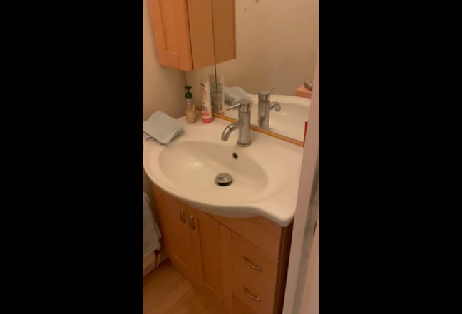 Lovely ensuite room right by station! Main Photo