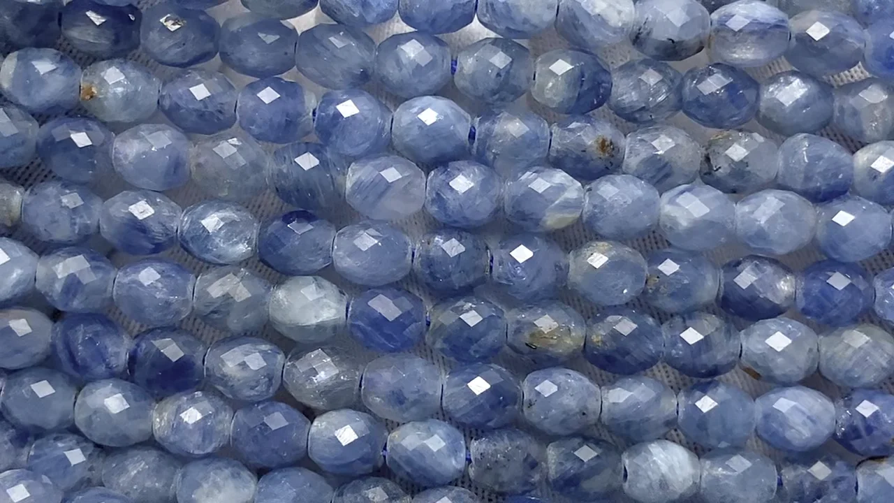 動画】【素晴らしい輝き】カイヤナイトAA+ ライスカット5×4×4mm 半連/1