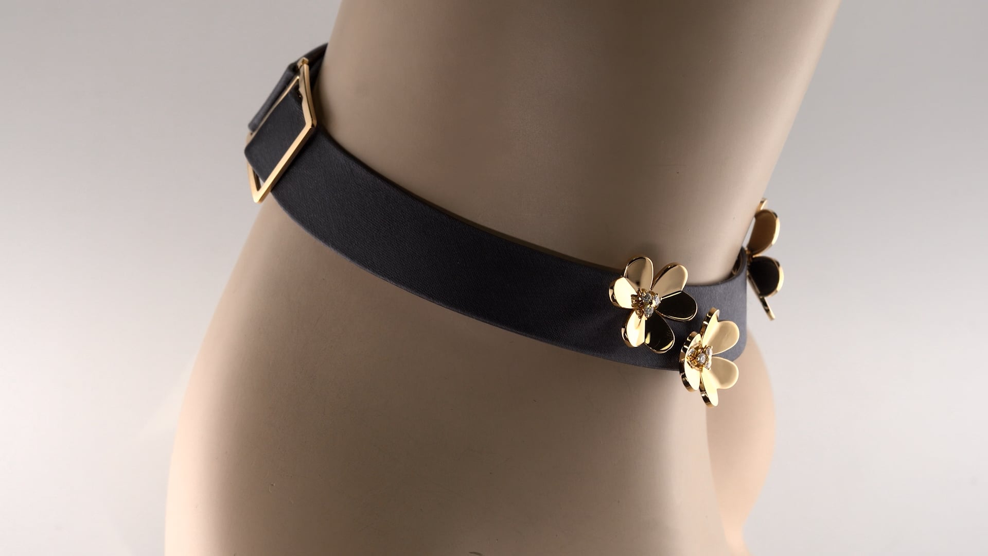 VAN CLEEF and ARPELS Frivole Revena Leather Diamond Gold Flower