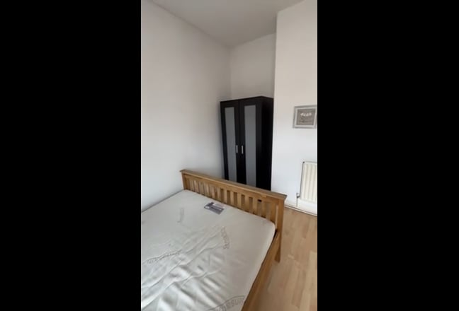 1 Double Room available on 3 bedroom house Main Photo