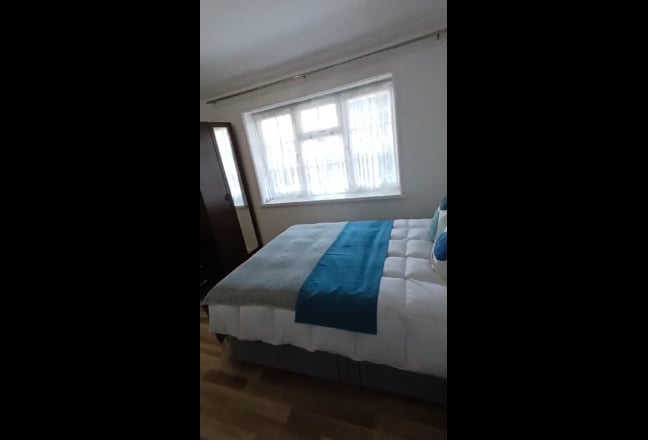 Room Available in a friendly house – Prime Locatio Main Photo