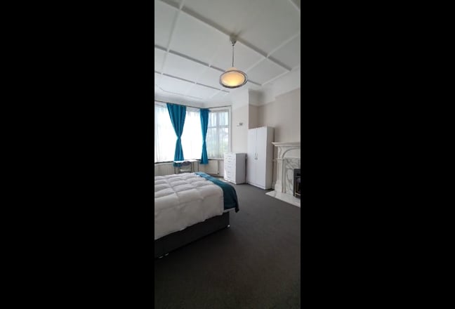 Fully Furnished Room – Move In Ready - Bills inclu Main Photo