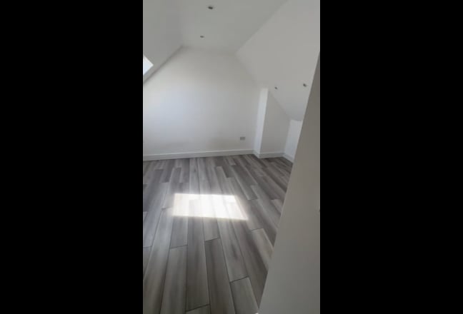 Sharing en-suit room for girl Main Photo