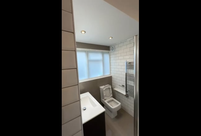 Lovely 1 bed bungalow with parking  Main Photo