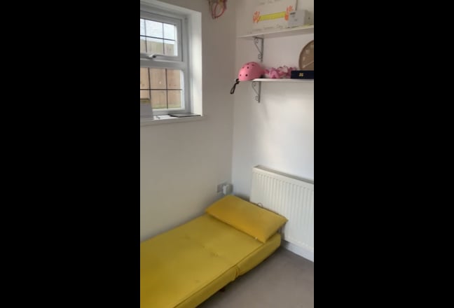 1 spare room to share Main Photo