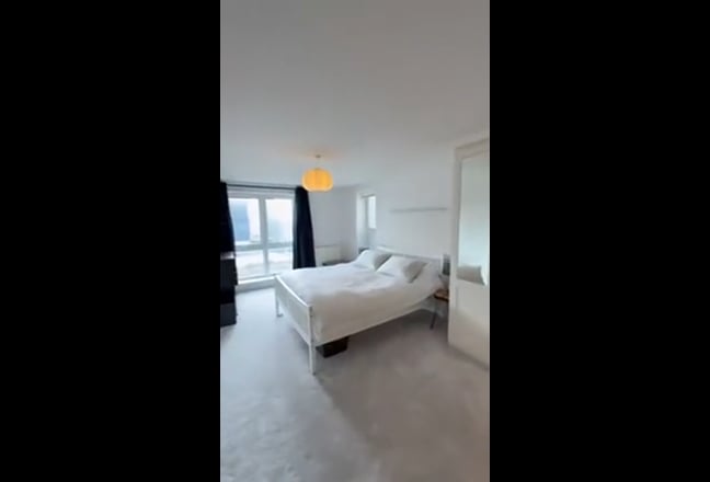 Large en-suite double bedroom - East India  Main Photo