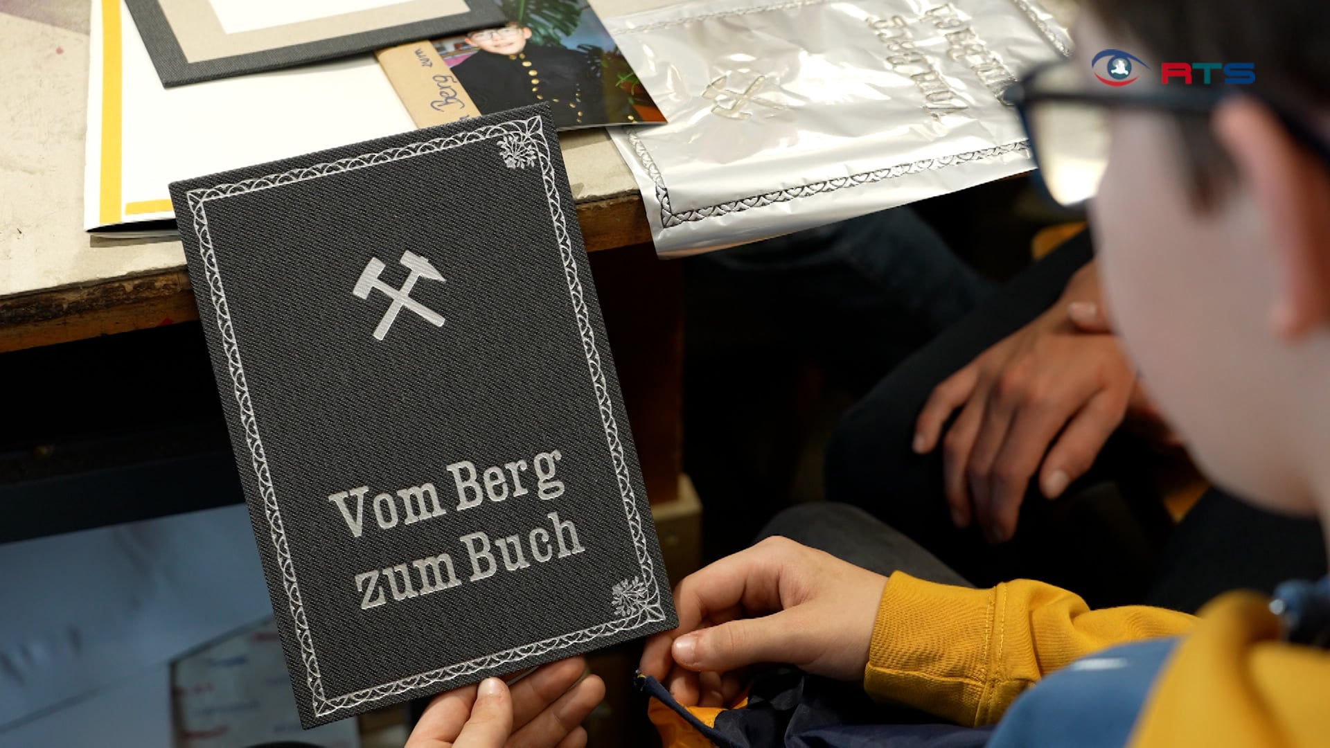 vom-berg-zum-buch-jugendliche-entdecken-altes-buchhandwerk