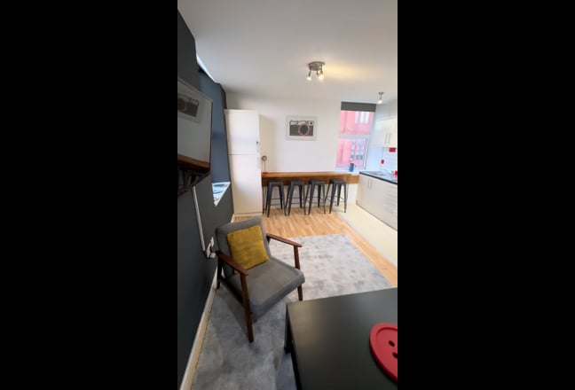 City living, 5 bed apartemnent,Netflix Included  Main Photo