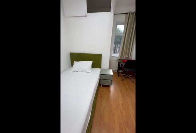 Fully Furnished Ensuite Room Available  Main Photo