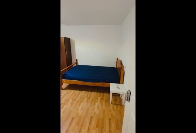 14 N Massive Double Room  4 Mins. from Manor House Main Photo