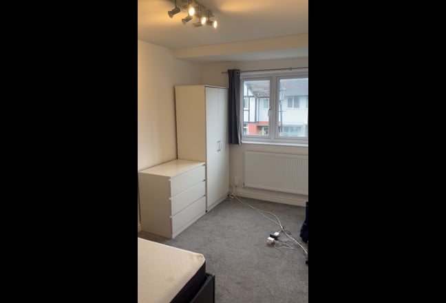 Double Room to Rent in Acton Available Now Main Photo
