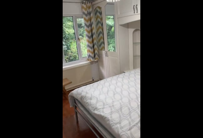 En-Suite Next to Charlton Station  Main Photo